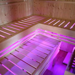 Eclairage d’ambiance du dessous du banc avec quatre tubes lumineux LED coloré avec télécommande pour sauna – Karibu