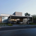 Carport double 30m² en aluminium anthracite et toit en acier avec abri de 6m² - Ombrea