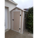 Petit abri de jardin en résine beige 1,34m² + kit de fondation - JOBU