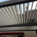 Pergola bioclimatique aluminium anthracite 10,80m² + toit avec lames ovales écru HABRITA
