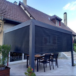 Pergola bioclimatique aluminium anthracite 10,80m² toit avec lames ovales aluminium + 2 rideaux gris pour les côtés – HABRITA