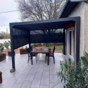 Pergola bioclimatique aluminium anthracite 10,80m² toit avec lames ovales aluminium + 2 rideaux gris pour les côtés – HABRITA