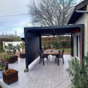 Pergola bioclimatique aluminium anthracite 10,80m² toit avec lames ovales aluminium + 2 rideaux gris pour les côtés – HABRITA