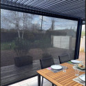Pergola bioclimatique aluminium anthracite 10,80m² toit avec lames ovales aluminium + 2 rideaux gris pour les côtés – HABRITA