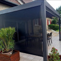 Pergola bioclimatique aluminium anthracite 10,80m² toit avec lames ovales aluminium + 2 rideaux gris pour les côtés – HABRITA