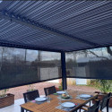 Pergola bioclimatique aluminium anthracite 10,80m² toit avec lames ovales aluminium + 2 rideaux gris pour les côtés – HABRITA