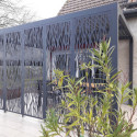Pergola bioclimatique alu anthracite 10,80m² toit avec lames ovales alu + 5 panneaux moucharabieh + 1 rideau gris – HABRITA