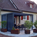 Pergola bioclimatique aluminium anthracite 10,80m² toit avec lames ovales aluminium + ventelles latérales pour côté 3m – HABRITA