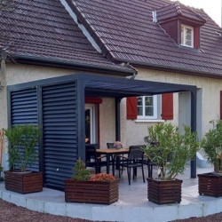 Pergola bioclimatique aluminium anthracite 10,80m² toit avec lames ovales aluminium + ventelles latérales pour côté 3m – HABRITA