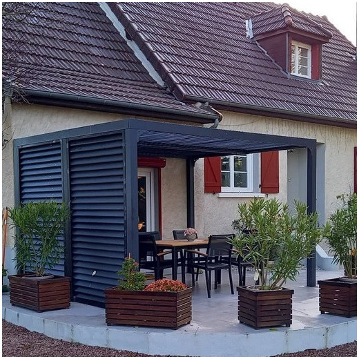 Pergola bioclimatique aluminium anthracite 10,80m² toit avec lames ovales aluminium + ventelles latérales pour côté 3m – HABRITA