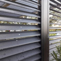 Pergola bioclimatique aluminium anthracite 10,80m² toit avec lames ovales aluminium + ventelles latérales pour côté 3m – HABRITA