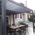 Pergola bioclimatique aluminium anthracite 10,80m² toit avec lames ovales aluminium + ventelles latérales pour côté 3m – HABRITA