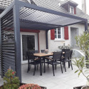Pergola bioclimatique aluminium anthracite 10,80m² toit avec lames ovales aluminium + ventelles latérales pour côté 3m – HABRITA