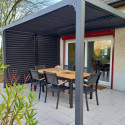 Pergola bioclimatique aluminium anthracite 10,80m² toit avec lames ovales aluminium + ventelles latérales pour côté 3m – HABRITA