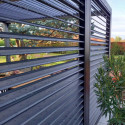 Pergola bioclimatique aluminium anthracite 10,80m² toit avec lames ovales aluminium + ventelles latérales pour côté 3m – HABRITA