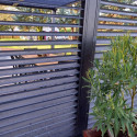 Pergola bioclimatique aluminium anthracite 10,80m² toit avec lames ovales aluminium + ventelles latérales pour côté 3m – HABRITA
