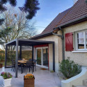 Pergola bioclimatique aluminium anthracite 10,80m² toit avec lames ovales aluminium + ventelles latérales pour côté 3m – HABRITA