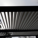 Pergola bioclimatique aluminium anthracite 21,52m² + toit avec lames ovales écru HABRITA