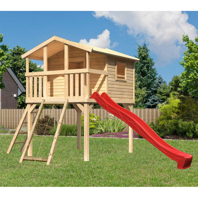 Cabane en bois avec toboggan rouge et échelle de cordes Benjamin Akubi