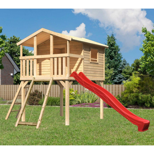 Cabane en bois avec toboggan rouge et échelle de cordes Benjamin Akubi