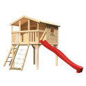 Cabane en bois avec toboggan rouge et échelle de cordes Benjamin Akubi