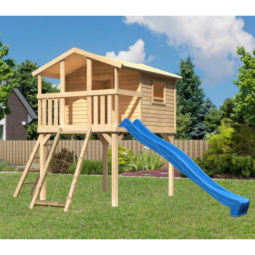 Cabane en bois avec toboggan bleu et échelle de cordes Benjamin Akubi