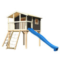 Cabane en bois gris - toboggan bleu - échelle de cordes Benjamin Akubi