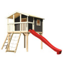 Cabane en bois gris - toboggan rouge - échelle de cordes Benjamin Akubi