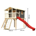 Cabane en bois gris - toboggan rouge - échelle de cordes Benjamin Akubi