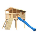 Cabane en bois brut - toboggan bleu - rampe en bois Benjamin Akubi