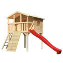 Cabane en bois brut - toboggan rouge - rampe en bois Benjamin Akubi