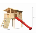 Cabane en bois brut - toboggan rouge - rampe en bois Benjamin Akubi