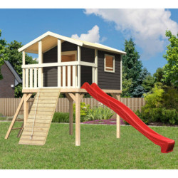 Cabane en bois gris - toboggan rouge - rampe en bois Benjamin Akubi