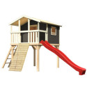 Cabane en bois gris - toboggan rouge - rampe en bois Benjamin Akubi