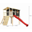 Cabane en bois gris - toboggan rouge - rampe en bois Benjamin Akubi